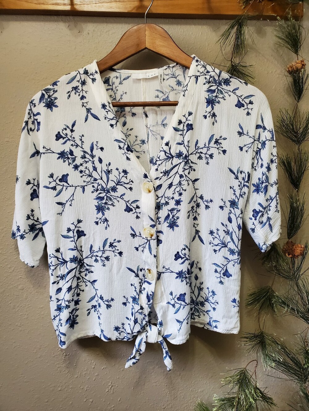 LUQ White Blue Floral V-Neck Button-Up Tie Front Gauze Blouse Shirt